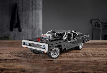 Конструктор LEGO Technic "Dodge Charger Доминика Торетто" (42111) Конструктор LEGO Technic "Dodge Charger Доминика Торетто" (42111)